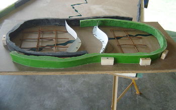 Mesa lateral de hormigón con inserto de vidrio y patas de barra de refuerzo
