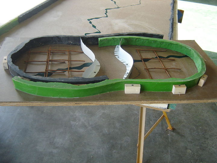 mesa lateral de hormigon con inserto de vidrio y patas de barra de refuerzo