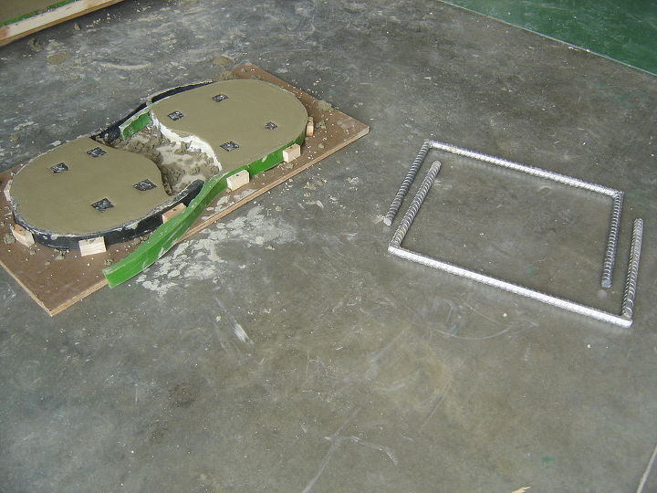 mesa lateral de concreto com inserto de vidro e pernas de vergalho