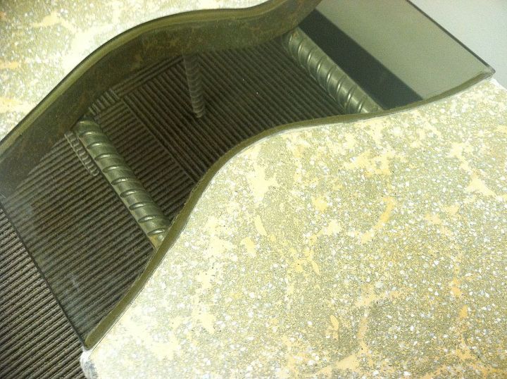 mesa lateral de concreto com inserto de vidro e pernas de vergalho