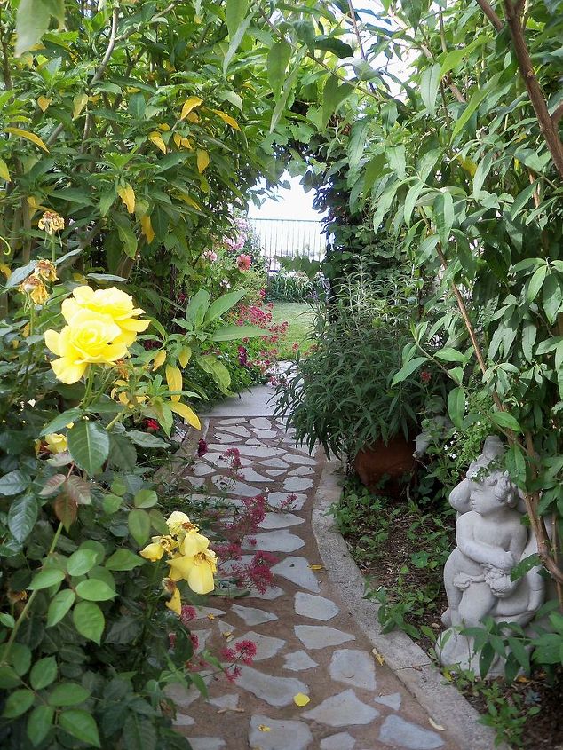 mi jardin secreto reciclado diy, Un a o despu s vista desde la parte trasera