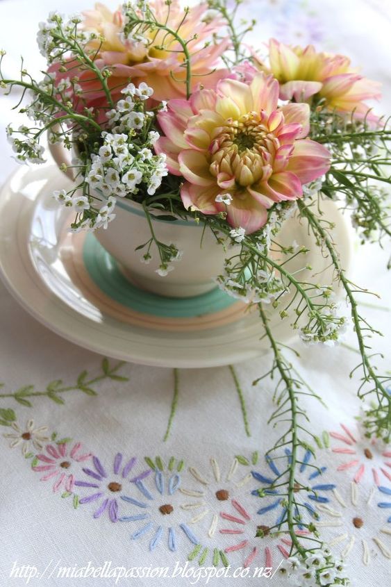 belos detalhes de decorao para a casa com uma xcara de ch flores e uma renda