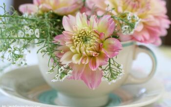 Bonitos detalles de decoración para el hogar con una taza de té, flores y una blonda...