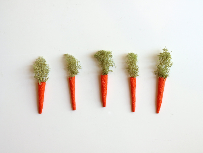zanahorias en miniatura de papel crep y musgo