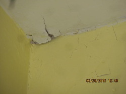 cmo puedo reparar la pintura descascarada en el techo y las paredes, Esquina cerca de los armarios y cierre de la puerta