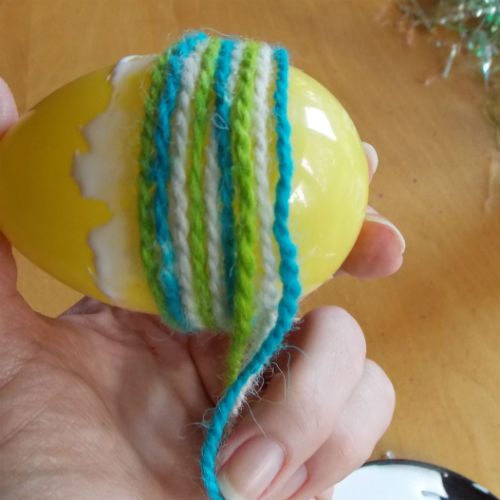 easy yarn wrapped easter eggs, crafts, easter decorations, how to, seasonal holiday decor
