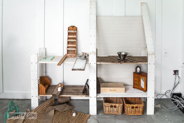 uma casa de bonecas reciclada de madeira de sucata e achados de brechs