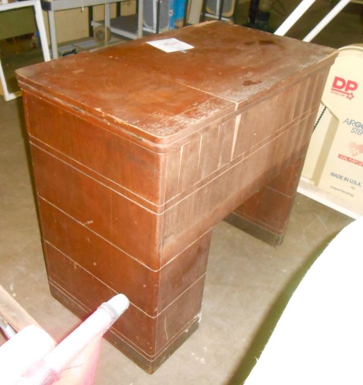 ajude a transformar o antigo armrio de costura da sears em uma ilha de cozinha, Esses sulcos s o o que me fez pensar em pint lo em cores vibrantes talvez listras