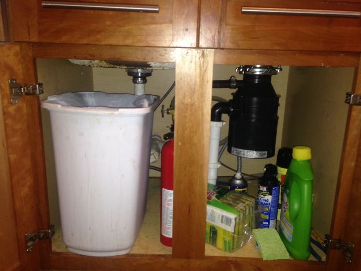 q por favor ayudenme a organizar el caos que hay bajo el fregadero de mi cocina, Como puedes ver el espacio bajo el fregadero de mi cocina est desordenado Necesito ayuda para organizar