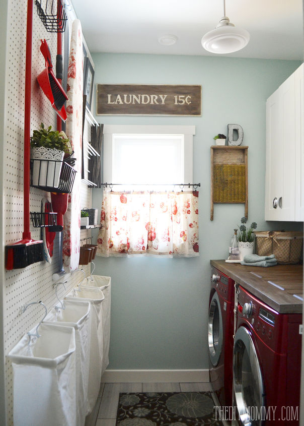 un cambio de imagen en el cuarto de la lavanderia inspirado en la epoca en rojo y en