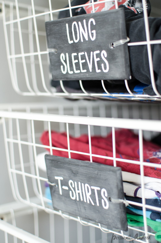armario infantil organizado con el sistema de lavandera de ikea y etiquetas de