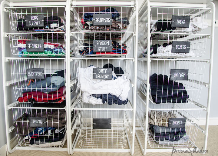 armrio infantil organizado com o sistema de lavanderia ikea e etiquetas de lousa