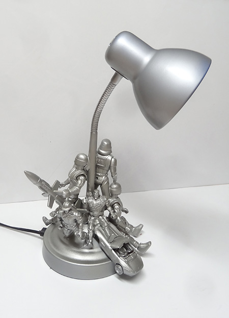 lampara de mesa con figuras de accion para el dormitorio de un nino
