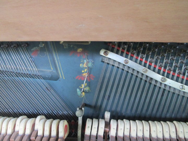 q he destripado un viejo y triste piano ahora que hago con las piezas, El arpa tiene incluso detalles pintados a mano