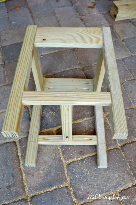construir una mesa de patio adirondack