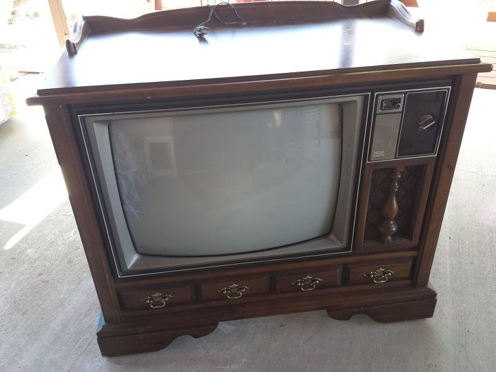 armrio de tv vintage transformado em cama de cachorro