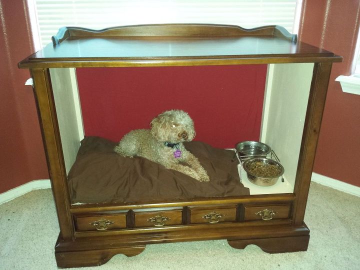 mueble de televisin de la vendimia convertido en cama para el perro