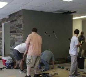 Renovación de la oficina con pared de palets
