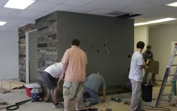 Renovación de la oficina con pared de palets
