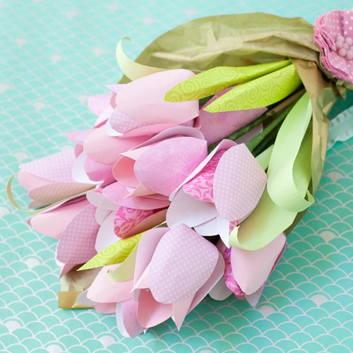 ramo de tulipanes de papel con bombones