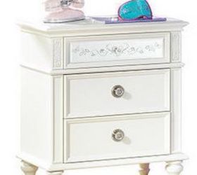 q to paint or not to paint, chalk paint, painted furniture, White nightstand with mirrored drawer front and glass knobs