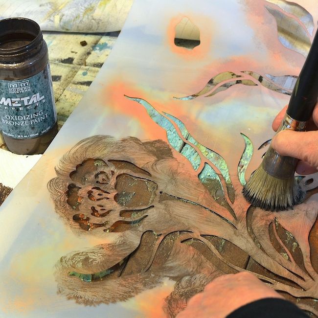 use esmalte de madeira ferrugem ptina e um estncil para criar arte em tela