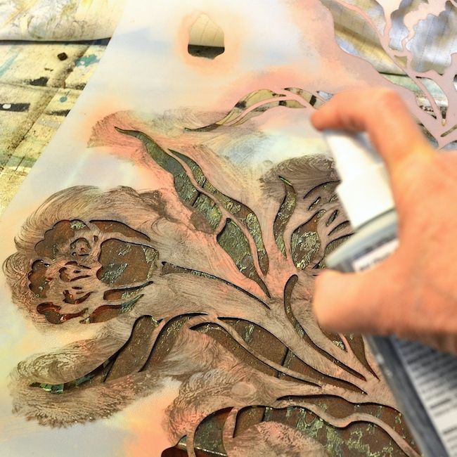use esmalte de madeira ferrugem ptina e um estncil para criar arte em tela