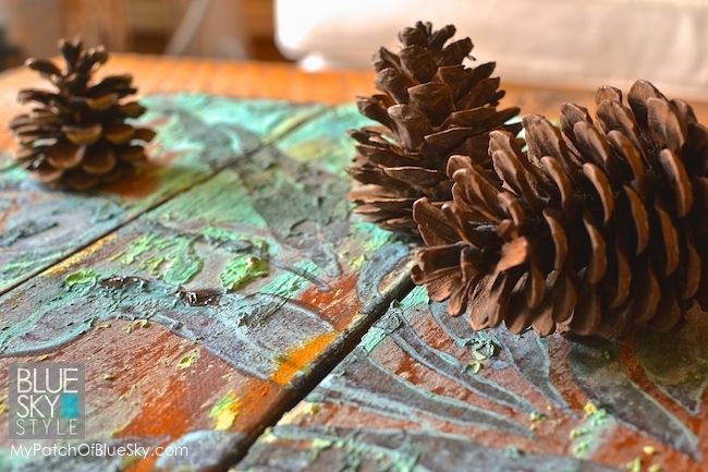 utiliza glaseado de madera xido ptina y una plantilla para crear obras de arte en
