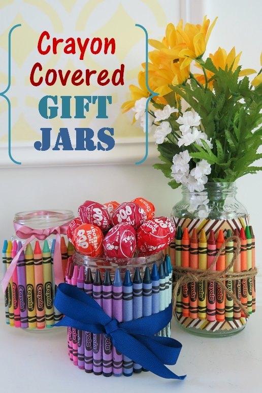 convierte los tarros en regalos cubiertos de crayones en regalos para fiestas o en