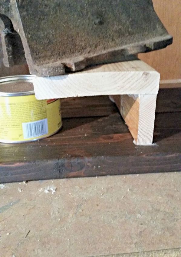 mesa de madera de desecho con revistero
