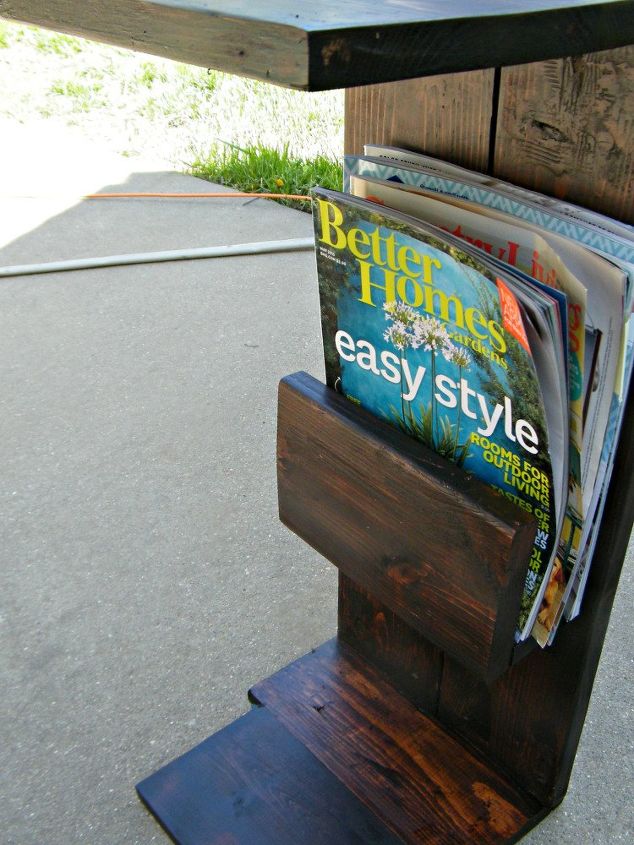 mesa de sucata de madeira com porta revistas