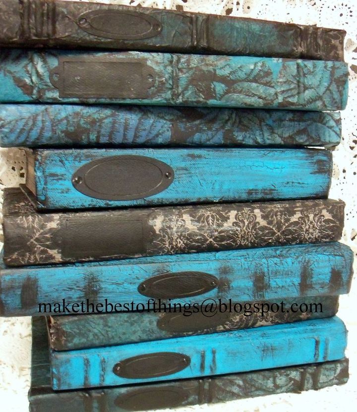 convierte tus libros en una bonita decoracin, Aqu hay una pila hecha en turquesa y negro