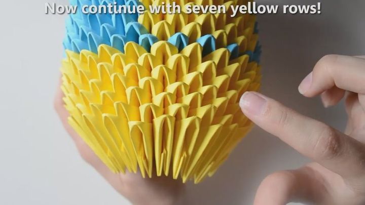 minion de origami en 3d, Contin e con siete filas amarillas