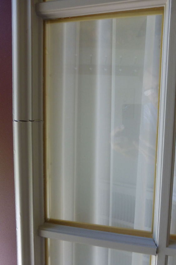 q puerta de entrada antigua con junquillos de plastico, Tiene varias roturas en los laterales de la tira larga y en las esquinas de los cristales
