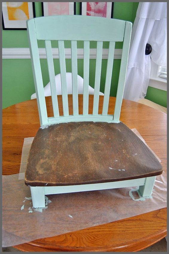 cama de animal de estimao reciclada de uma cadeira velha