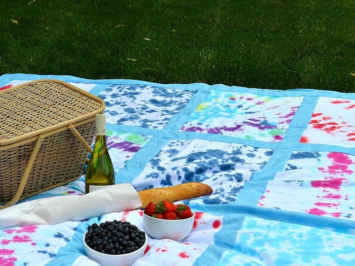 colcha de picnic con camisetas teidas