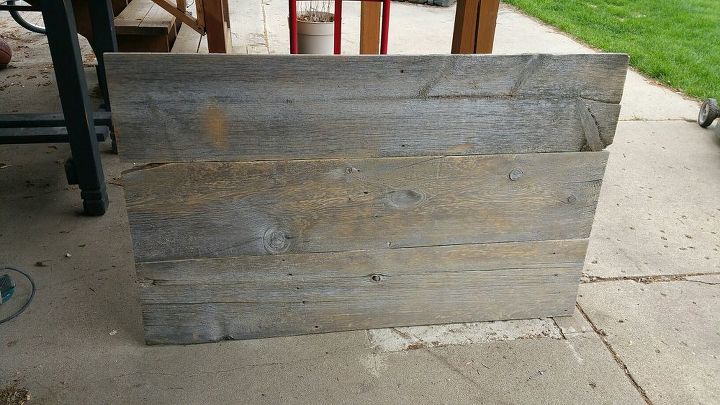 las tablas de una vieja valla de madera cobran una nueva vida para crear una obra de