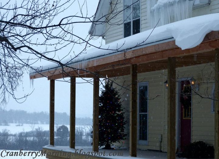 qu distancia hay entre balaustres en la barandilla de nuestro porche delantero, El porche delantero en Navidad