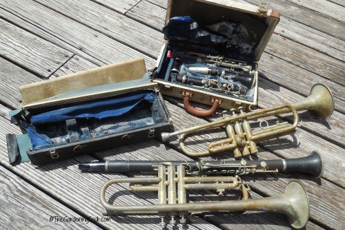 viejos instrumentos de msica oxidados se convierten en encantadores maceteros