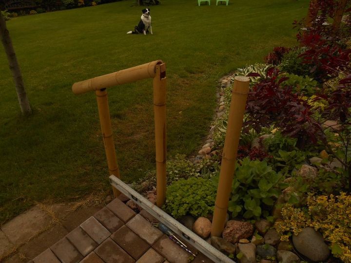 a grade e a cerca de bambu que eu projetei e meu marido construiu
