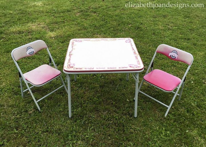 mini mesa renovada e cadeiras dobrveis