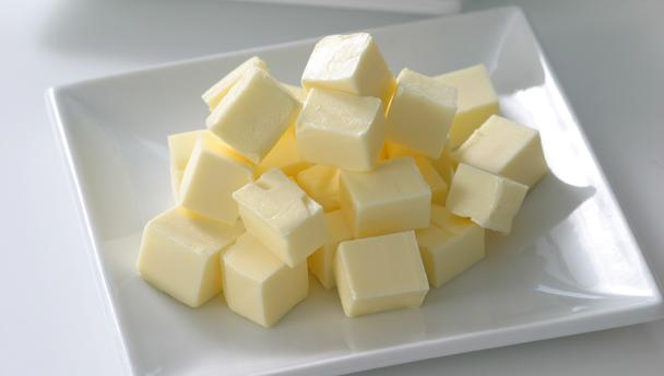 cuatro 4 formas de limpiar con mantequilla