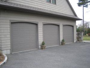 as 5 principais opes de cores da porta da garagem, A cor taupe complementa o revestimento mais claro