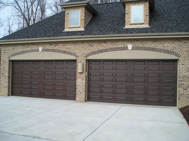 as 5 principais opes de cores da porta da garagem, Nogueira marrom pode parecer uma porta de madeira