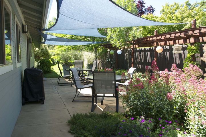 Adding Shade Outdoors with Triangular Nylon Shade Sails ... Adding Shade Outdoors with Triangular Nylon Shade Sails ... on Shade Sail Backyard Ideas id=56520