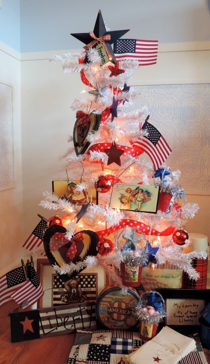 a patriotic 4th of july christmas tree, christmas decorations, crafts, patriotic decor ideas, seasonal holiday decor