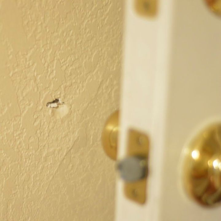 problemas comuns de apartamento como ser seu prprio faz tudo, Fiquei com raiva e fiz um buraco na parede