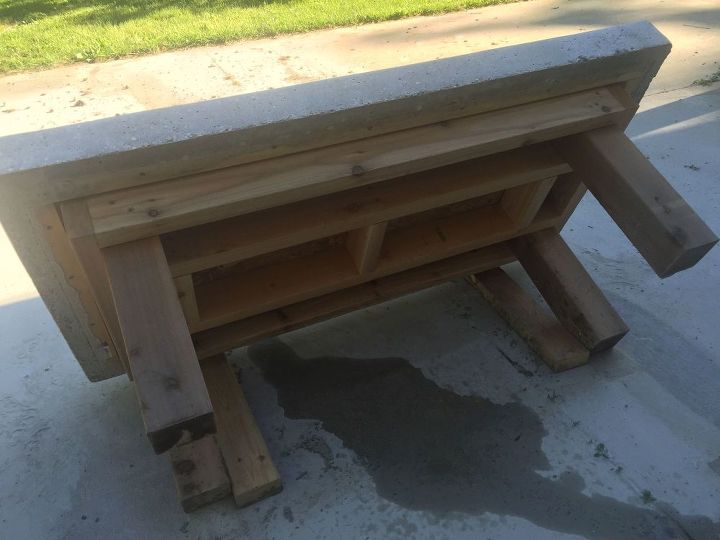 mesa de centro do quintal tampo feito de concreto com garrafas de vinho trituradas