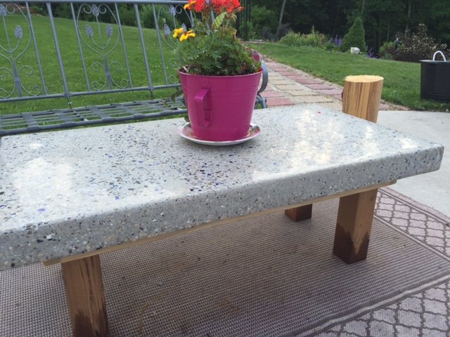 mesa de caf del patio trasero top hecho de hormign con botellas de vino trituradas