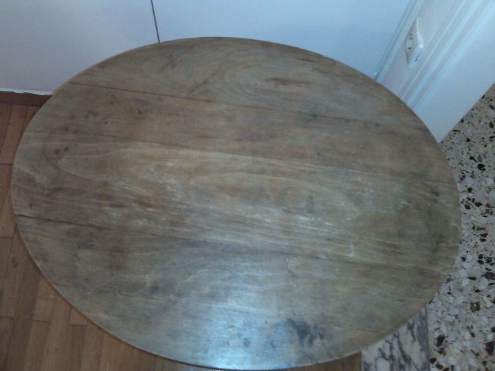 uma mesa velha precisa ser restaurada